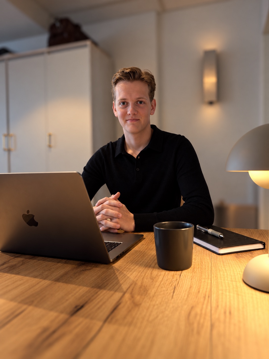 Gustav Iversen, grunnlegger av Vestiq, ved arbeidsbordet med laptop